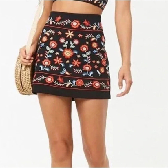 Forever 21 Black‎ Floral Embroidered Mini Skirt Size Small - Picture 1 of 8